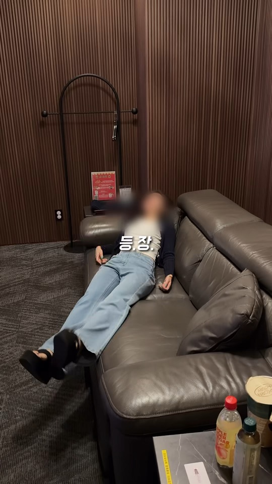 프라이빗 박스 리클라이너를 펼치고 편하게 기대어 앉은 모습
