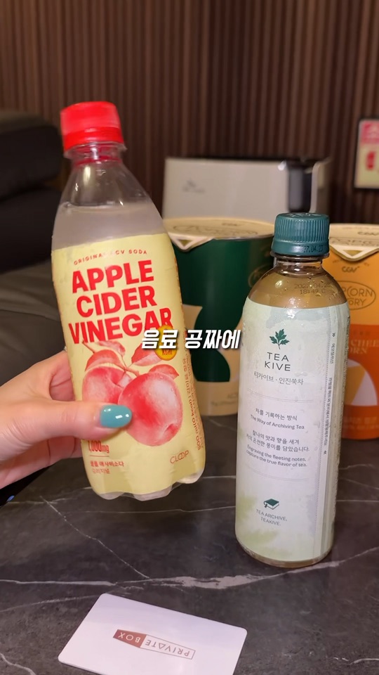 프라이빗 박스 테이블 위 웰컴 음료와 팝콘