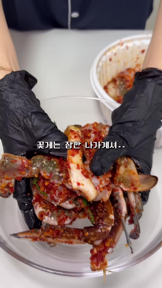 꽃게무침을 접시에 옮겨 담는 장면