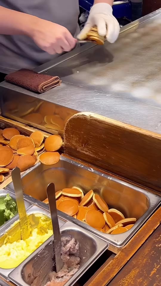 라오허제 야시장 미니 도라야끼의 속재료와 조리대