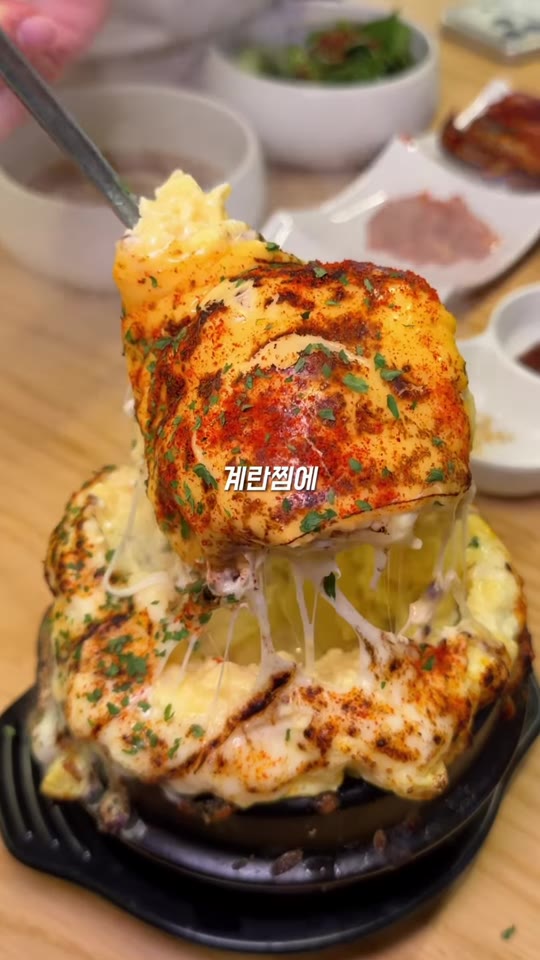 영상에서 고기와 함께 소개한 치즈 곁들임
