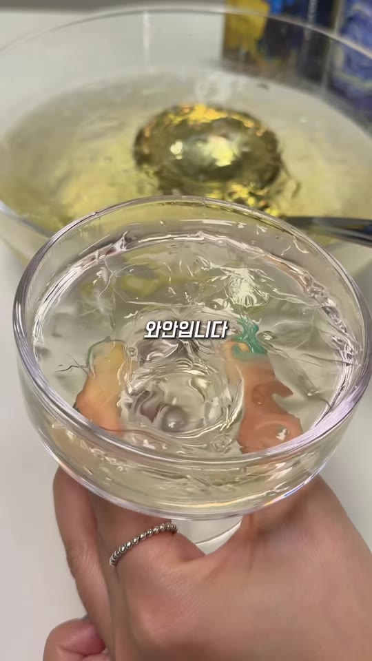 원본 영상에 담긴 와인과 잔의 모습