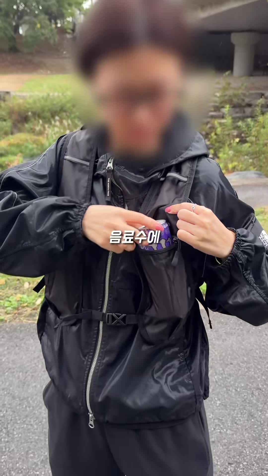 먹통령 영상 속 HEAD 러닝조끼 앞주머니 활용
