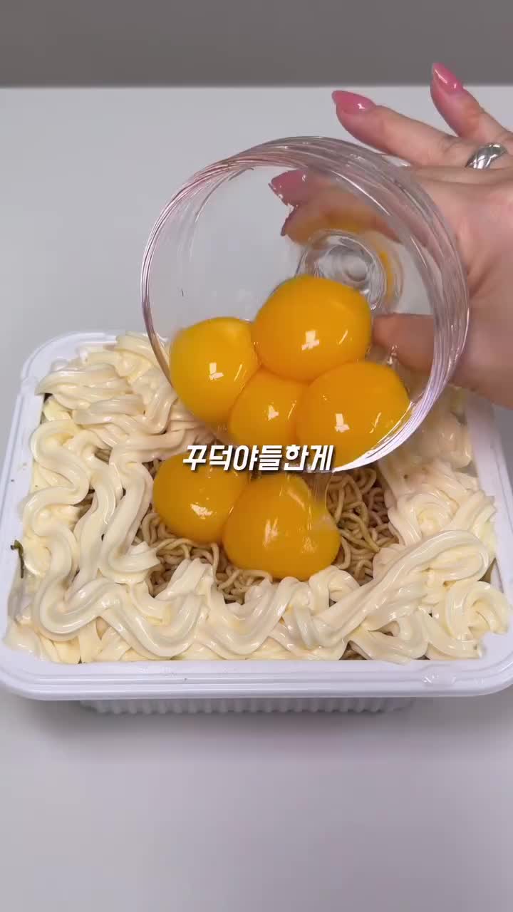 먹통령 영상 속 DOLL 초면왕 볶음면