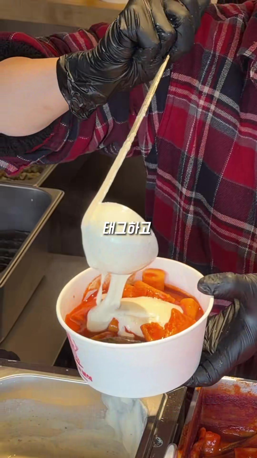 주황색 디저트 위에 크림을 올리는 장면